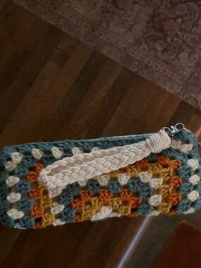 GRANNY SQUARE WRISTLET